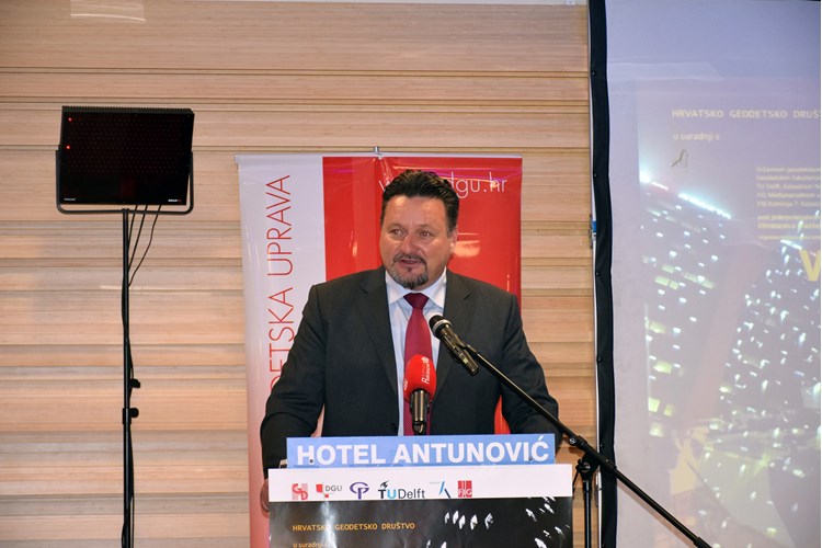 Slika Ministar Lovro Kušćević drži govor.